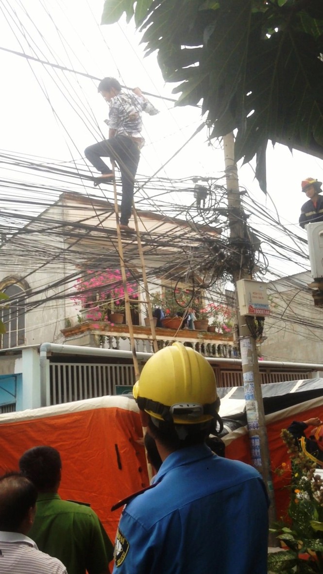 Thanh niên 'ngáo đá' đu dây điện như người nhện - ảnh 5