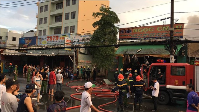 Kho vải ở Sài Gòn cháy ngùn ngụt lúc sáng sớm, dân chạy tán loạn - ảnh 2