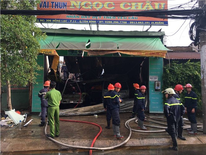 Kho vải ở Sài Gòn cháy ngùn ngụt lúc sáng sớm, dân chạy tán loạn - ảnh 4