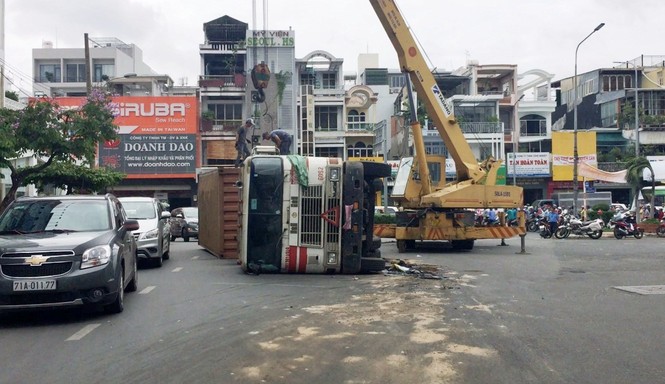 Cửa ngõ sân bay Tân Sơn Nhất hỗn loạn do xe container lật - ảnh 1