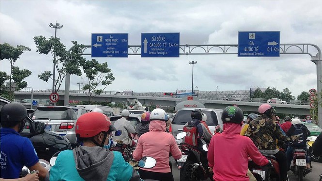 Cửa ngõ sân bay Tân Sơn Nhất hỗn loạn do xe container lật - ảnh 4