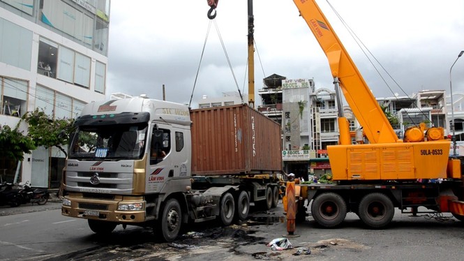 Cửa ngõ sân bay Tân Sơn Nhất hỗn loạn do xe container lật - ảnh 2