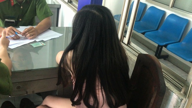 Cảnh sát phá cửa nhà hàng ở Sài Gòn có tiếp viên bán dâm - ảnh 3