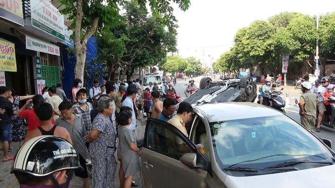 Ô tô 'điên' lao lên vỉa hè cuốn xe máy, tông bay người rồi lật ngửa - ảnh 1
