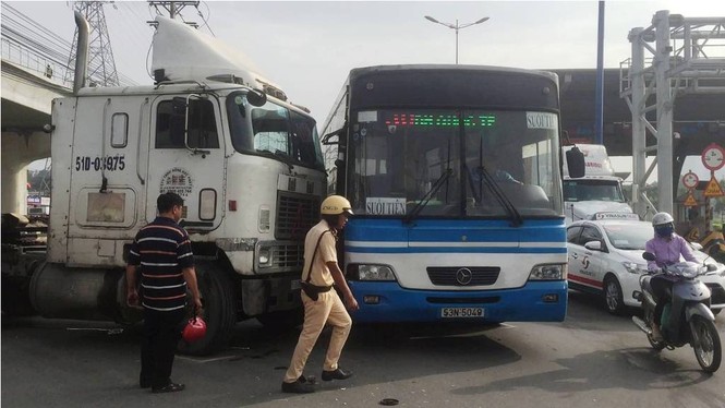 Cửa ngõ Sài Gòn kẹt xe kinh hoàng ngày đầu tuần - ảnh 3