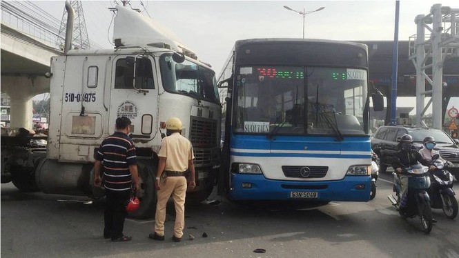 Cửa ngõ Sài Gòn kẹt xe kinh hoàng ngày đầu tuần - ảnh 8