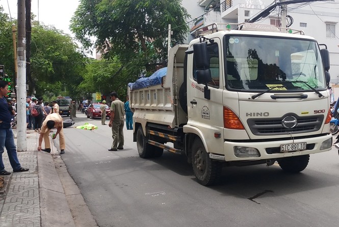 Người đàn ông chết thảm dưới bánh xe ben - ảnh 1