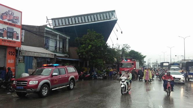 Biển quảng cáo 'khủng' đè nhiều nhà dân ở Sài Gòn - ảnh 1