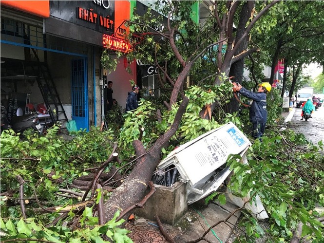Biển quảng cáo 'khủng' đè nhiều nhà dân ở Sài Gòn - ảnh 2