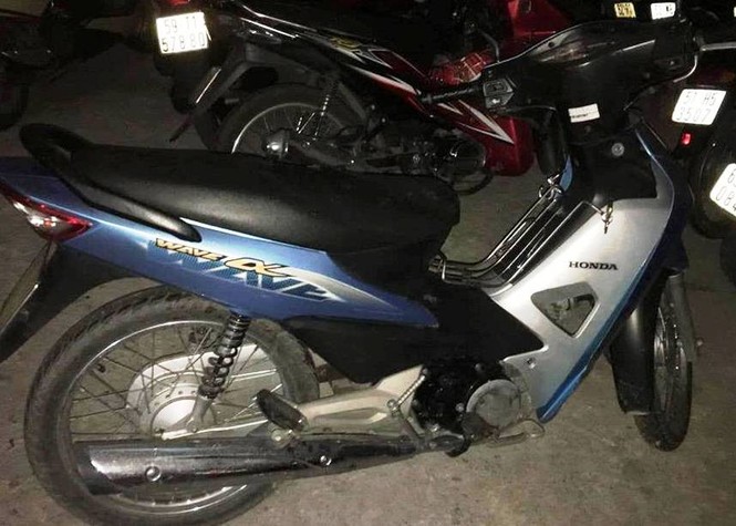 Bắt 'nóng' kẻ bẻ khoá trộm xe của người ngủ trên vỉa hè Sài Gòn - ảnh 1