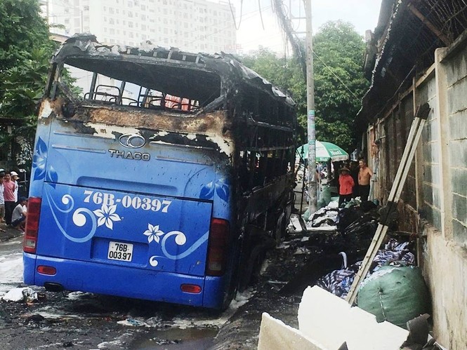 Xe khách cháy trơ khung khi đang đậu ở TPHCM - ảnh 2