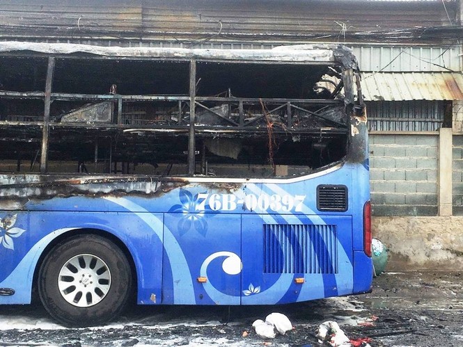 Xe khách cháy trơ khung khi đang đậu ở TPHCM - ảnh 5