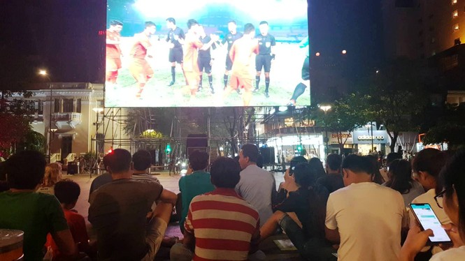 Người Sài Gòn cuồng nhiệt đồng hành cùng Olympic Việt Nam - ảnh 8