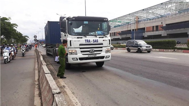 Ba người thiệt mạng trong buổi chiều do tai nạn giao thông ở Sài Gòn - ảnh 2