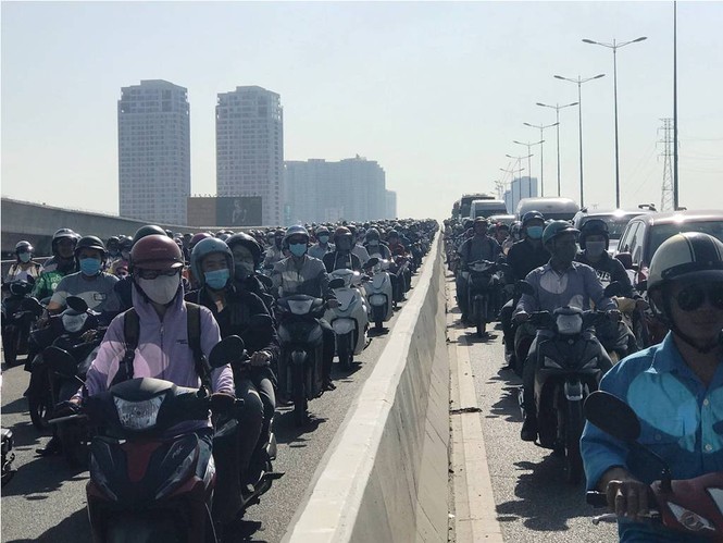 Xe bồn 'đại náo' trên cầu, cửa ngõ Sài Gòn kẹt xe kinh hoàng - ảnh 2