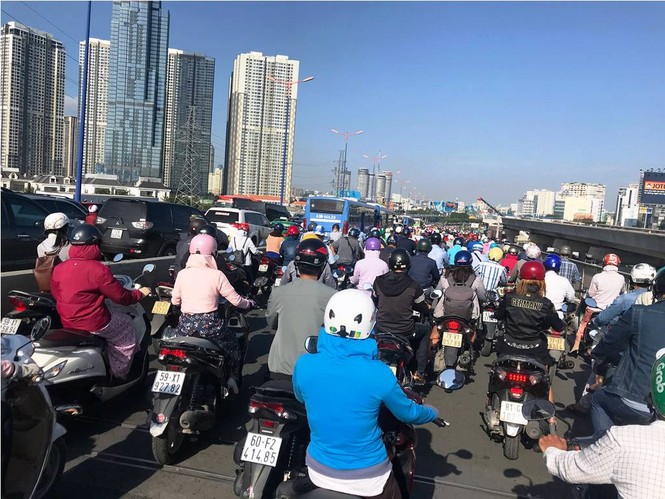 Xe bồn 'đại náo' trên cầu, cửa ngõ Sài Gòn kẹt xe kinh hoàng - ảnh 3