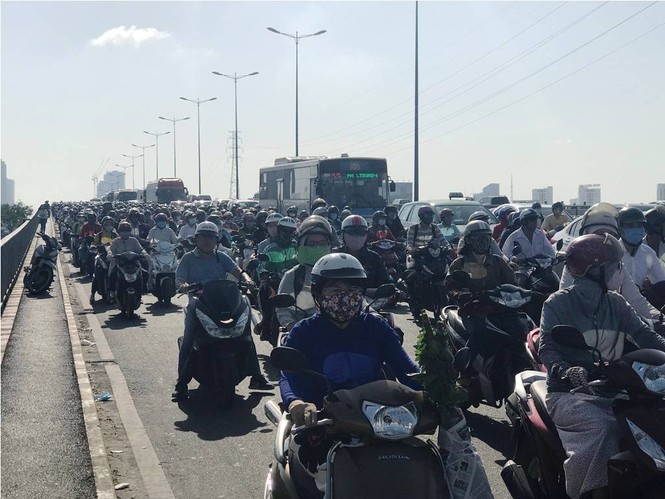 Xe bồn 'đại náo' trên cầu, cửa ngõ Sài Gòn kẹt xe kinh hoàng - ảnh 4