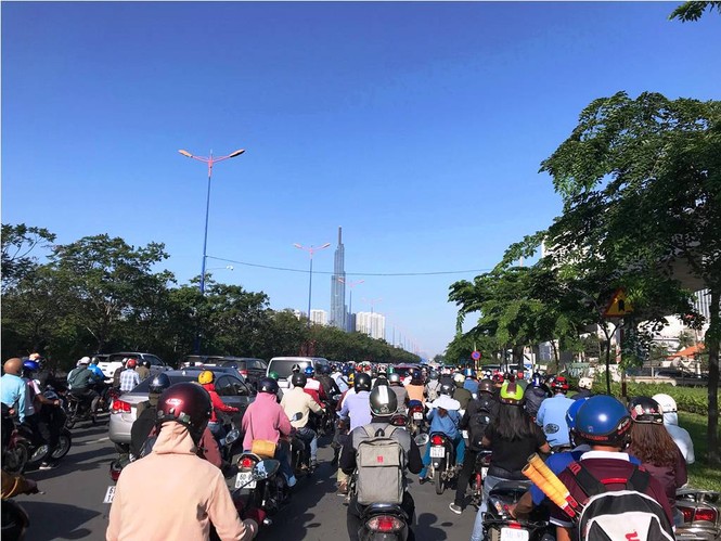 Xe bồn 'đại náo' trên cầu, cửa ngõ Sài Gòn kẹt xe kinh hoàng - ảnh 5