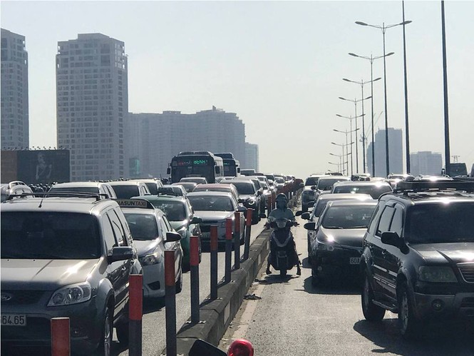 Xe bồn 'đại náo' trên cầu, cửa ngõ Sài Gòn kẹt xe kinh hoàng - ảnh 6