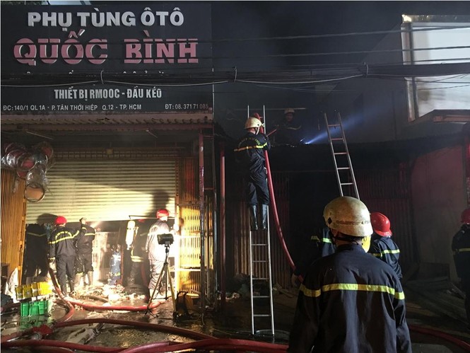 Cháy cửa hàng trong đêm, cả khu dân cư náo loạn - ảnh 2