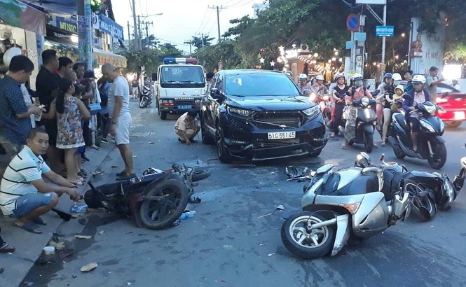 Ô tô 'điên' tông liên hoàn nhiều xe máy, 3 người trọng thương - ảnh 2