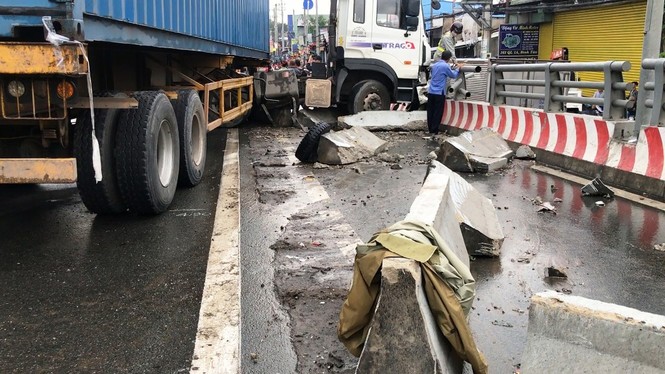 Xe container đại náo trên cầu, quốc lộ 1A tê liệt - ảnh 1