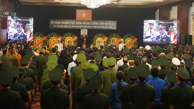 Người dân TPHCM xúc động tiễn biệt Chủ tịch nước Trần Đại Quang - ảnh 1