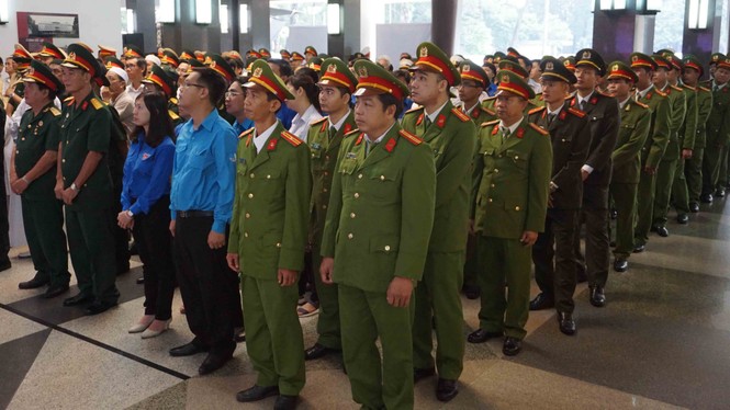 Người dân TPHCM xúc động tiễn biệt Chủ tịch nước Trần Đại Quang - ảnh 2