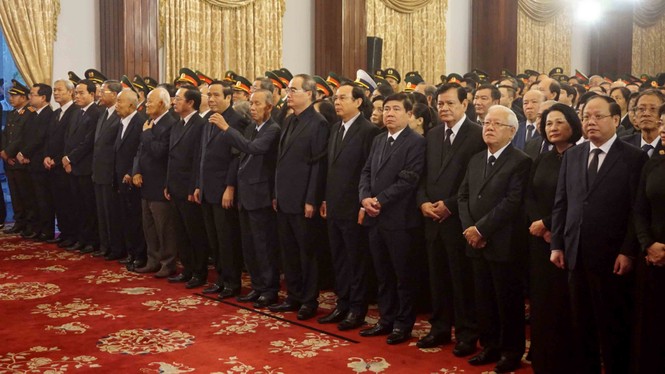 Người dân TPHCM xúc động tiễn biệt Chủ tịch nước Trần Đại Quang - ảnh 4