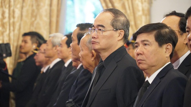 Người dân TPHCM xúc động tiễn biệt Chủ tịch nước Trần Đại Quang - ảnh 5