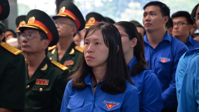 Người dân TPHCM xúc động tiễn biệt Chủ tịch nước Trần Đại Quang - ảnh 6