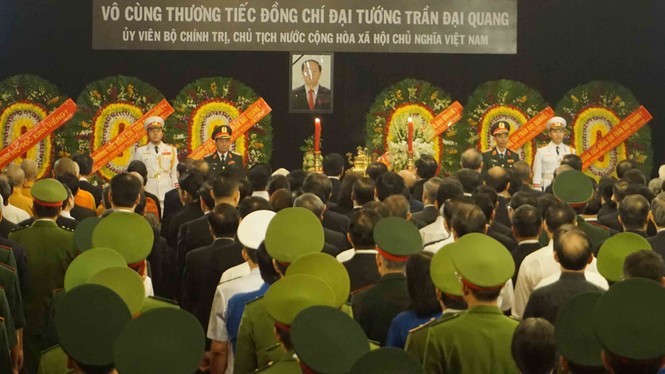 Người dân TPHCM xúc động tiễn biệt Chủ tịch nước Trần Đại Quang - ảnh 10