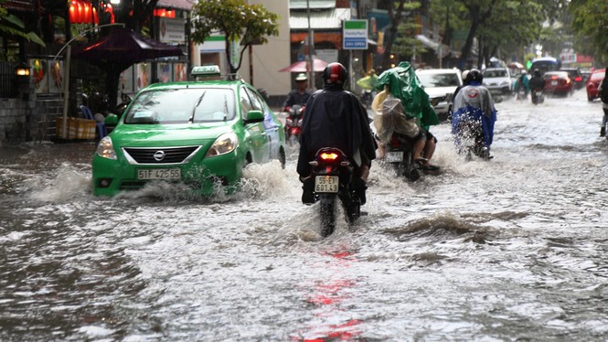 TPHCM xuất hiện mưa đá, 'khu nhà giàu' lại bì bõm lội nước - ảnh 2