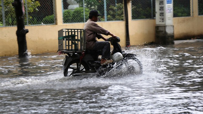 TPHCM xuất hiện mưa đá, 'khu nhà giàu' lại bì bõm lội nước - ảnh 5