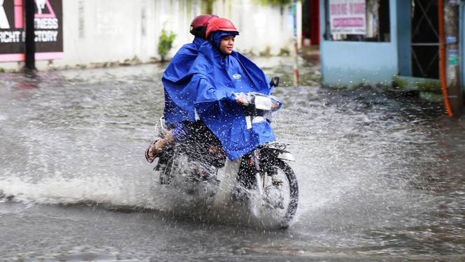 TPHCM xuất hiện mưa đá, 'khu nhà giàu' lại bì bõm lội nước - ảnh 6
