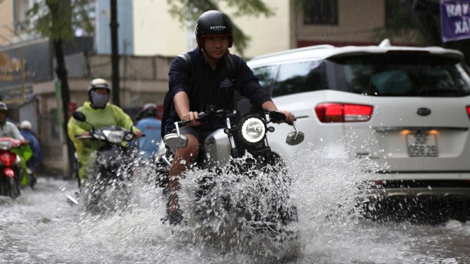 TPHCM xuất hiện mưa đá, 'khu nhà giàu' lại bì bõm lội nước - ảnh 7