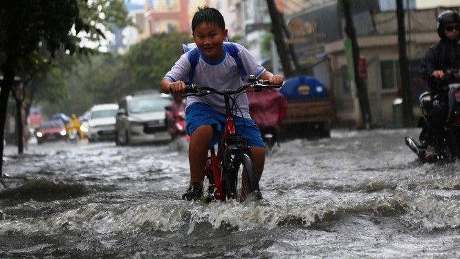 TPHCM xuất hiện mưa đá, 'khu nhà giàu' lại bì bõm lội nước - ảnh 8