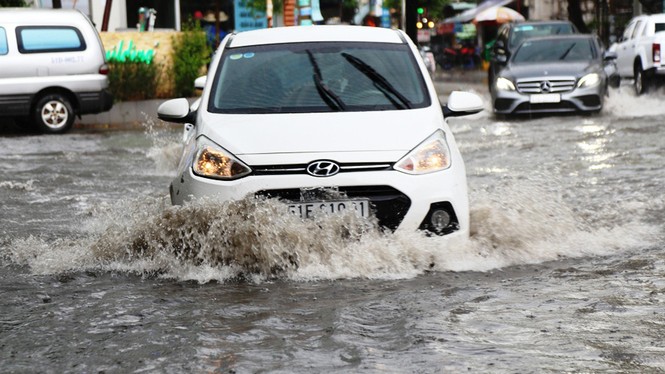 TPHCM xuất hiện mưa đá, 'khu nhà giàu' lại bì bõm lội nước - ảnh 10