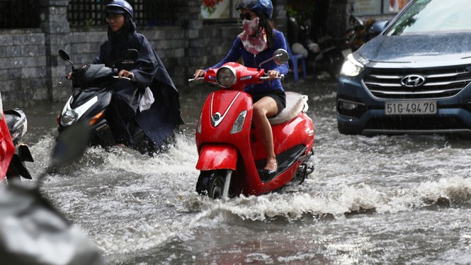 TPHCM xuất hiện mưa đá, 'khu nhà giàu' lại bì bõm lội nước - ảnh 11