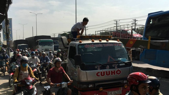 Xe khách leo 'cày nát' dải phân cách, quốc lộ 1A kẹt xe nghiêm trọng - ảnh 2