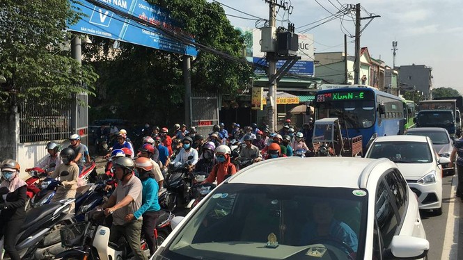 Xe khách leo 'cày nát' dải phân cách, quốc lộ 1A kẹt xe nghiêm trọng - ảnh 1