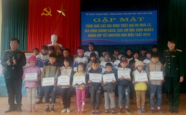 Học viện Hậu cần tặng quà Tết cho bà con vùng lũ Văn Chấn - ảnh 1