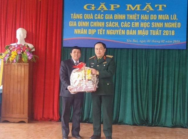 Học viện Hậu cần tặng quà Tết cho bà con vùng lũ Văn Chấn - ảnh 2