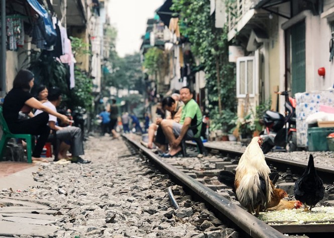 Một ngày ở 'xóm đường tàu' giữa lòng Hà Nội - ảnh 3