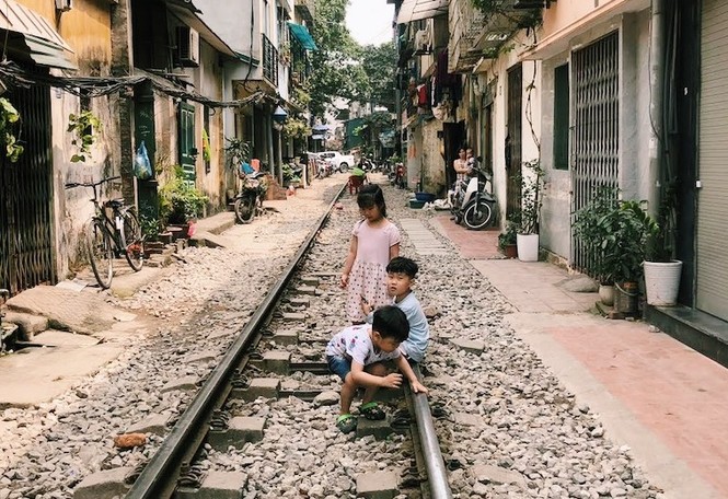 Một ngày ở 'xóm đường tàu' giữa lòng Hà Nội - ảnh 1