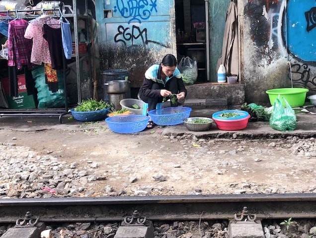 Một ngày ở 'xóm đường tàu' giữa lòng Hà Nội - ảnh 2