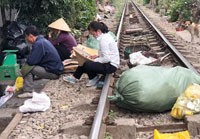 Một ngày ở 'xóm đường tàu' giữa lòng Hà Nội - ảnh 4