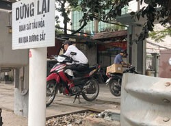 Một ngày ở 'xóm đường tàu' giữa lòng Hà Nội - ảnh 6