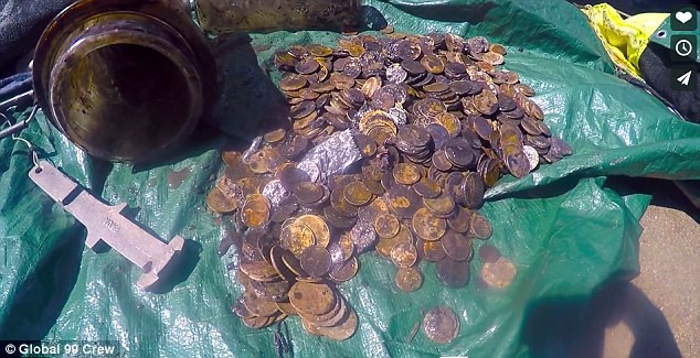 Đi dọn rác, bất ngờ nhặt được cả đống tiền vàng cổ - ảnh 5