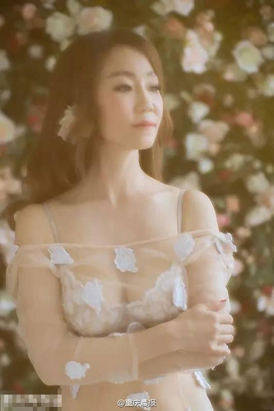 Bà ngoại 50 tuổi khoe đường cong nuột như gái đôi mươi - ảnh 1